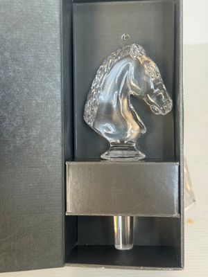 bouchon de bouteille de vin en forme de tête de cheval argenté, présenté dans un coffret cadeau noir