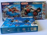 deux boîtes de legos d'une voiture de course et d'une voiture de course dans une boîte
