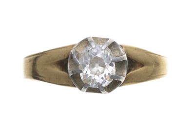 gros plan d'une bague en diamant sur fond blanc