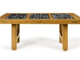 une image représentant une table en bois avec un plateau en carrelage et des pieds