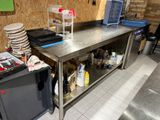 une table en métal sur laquelle sont posées plusieurs assiettes