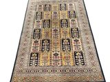 un tapis oriental avec une bordure noire et une bordure jaune