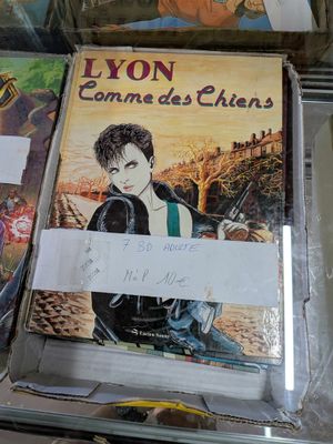 de nombreux livres exposés dans une vitrine
