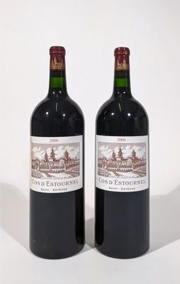 deux bouteilles de vin rouge posées l'une à côté de l'autre sur une surface blanche