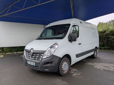 une camionnette blanche garée sous un auvent bleu