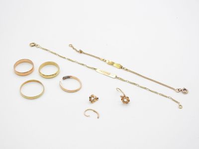 un assortiment de bijoux en or, notamment des bagues, des bracelets et des bagues