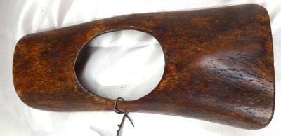 un objet en bois percé d'un trou au milieu