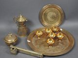 une assiette en or, un plateau en argent et une coupe en argent