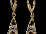 une paire de boucles d'oreilles en or et en argent ornées de saphirs bleus
