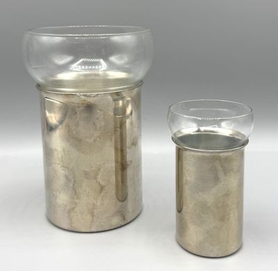 une paire de vases en verre plaqués argent et un verre d'eau