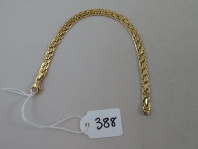 un bracelet en or sur lequel est accrochée une étiquette de prix