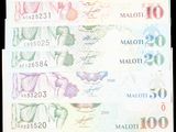 trois billets de banque différents, dont l'un porte l'effigie d'un homme