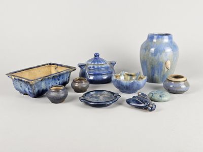 de nombreux types de poteries sont exposés sur la table