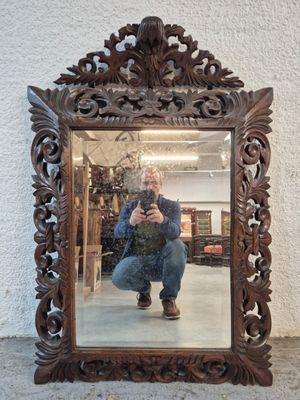 un homme se prenant en photo dans un miroir
