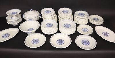 GIEN Service de table en faïence à décor de lambrequins bleu…