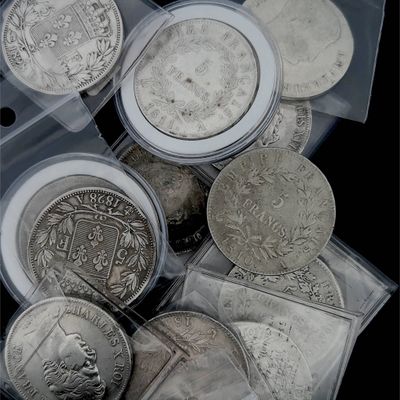 beaucoup de pièces d'argent dans un sac en plastique