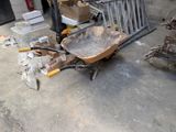 une brouette qui se trouve dans un garage