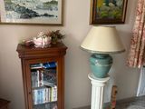 une lampe dans un coin de la pièce, près d'une bibliothèque