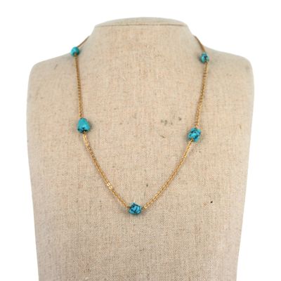un collier à chaîne en or avec des perles de turquoise sur un mannequin, un mannequin, un mannequin, un mannequin, un mannequin, un mannequin, un mannequin, un manne