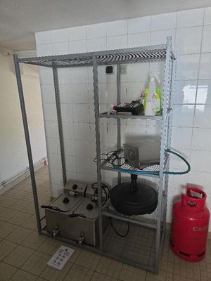une petite pièce équipée d'un poêle et d'une étagère