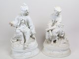 paire de figurines en porcelaine blanche représentant un garçon et une fille assis sur un rocher