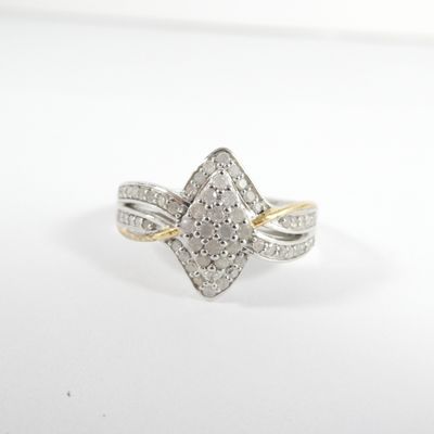 gros plan d'une bague en diamant sur une surface blanche