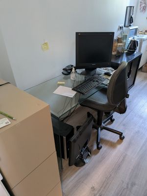 un bureau avec un ordinateur et une chaise dans une pièce