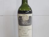 une bouteille de vin posée sur une table