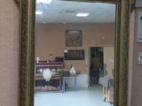 un miroir posé sur une table dans une pièce