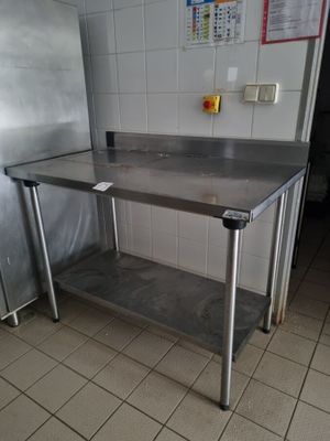 une table en acier inoxydable au milieu d'une cuisine