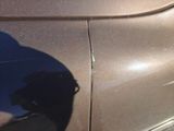 l'ombre d'une personne sur le côté d'une voiture