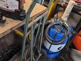 une machine posée sur une table dans un garage