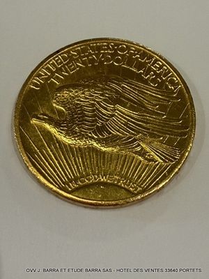 une pièce d'or sur laquelle est représenté un aigle, sur un fond blanc