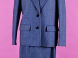 une image représentant un costume bleu sur un mannequin