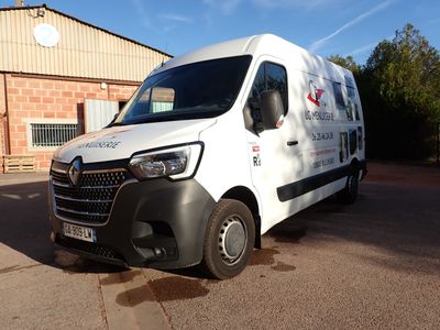 une camionnette blanche garée devant un bâtiment