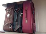 plusieurs bagages sont empilés les uns sur les autres