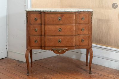 une commode en marbre dans une pièce