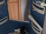 un lavabo dans un coin de la salle de bains, avec un porte-serviettes