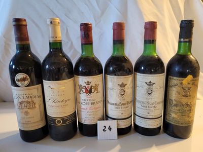 six bouteilles de vin sont alignées sur une table