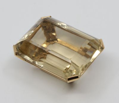 une topaze jaune sertie dans un monture en or