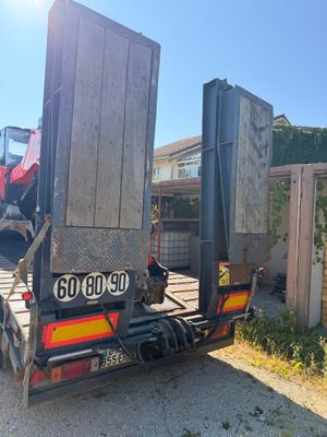 un camion garé sur le bord de la route