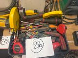 de nombreux outils posés ensemble sur une table
