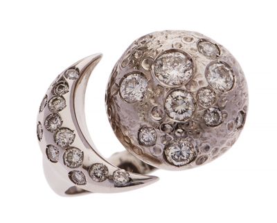 gros plan d'une bague avec des diamants sur fond blanc