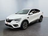 un SUV Volkswagen blanc garé dans une pièce blanche