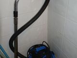 une photo d'une salle de bains avec des toilettes et un tuyau