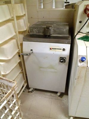 une photo d'une cuisine avec une cuisinière et une machine à laver