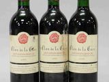 trois bouteilles de vin rouge posées côte à côte sur une table