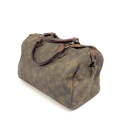 un sac Louis Vuitton marron sur fond blanc