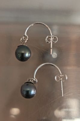 Paire de pendants d'oreille en argent (800e) ornée de perles…