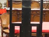 des tables et des chaises dans une pièce aux murs rouges et à la moquette rouge